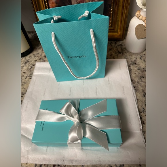 Tiffany & Co. 18x18 silver polish cloth - Picture 5 of 9